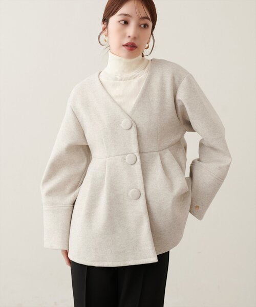 natural couture(ナチュラルクチュール)の「くるみ釦ペプラムジャケット(ノーカラージャケット・レディース・モカ/アイボリー/ブラウン/ブラック・FREE)」の1枚目の写真