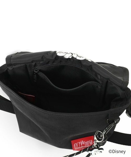 Manhattan Portage(マンハッタンポーテージ)の「NYLON MESSENGER BAG(XS)BACK POCKET W/ DIVIDER MAGNET / MICKEY / 26(メッセンジャーバッグ・レディース・ブラック・X-SMALL)」の8枚目の写真