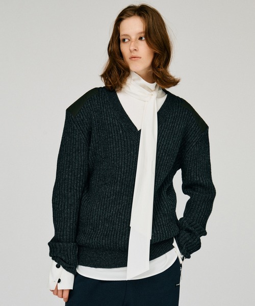 PRANK PROJECT(プランクプロジェクト)の「【2026Winter Pre-Order】ショルダーパッチVネックリブニット / Shoulder Patch V-Neck Rib Knit(ニット/セーター・レディース・アイボリー/ブラウン/グレー・FREE)」の2枚目の写真