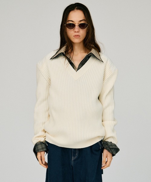 PRANK PROJECT(プランクプロジェクト)の「【2026Winter Pre-Order】ショルダーパッチVネックリブニット / Shoulder Patch V-Neck Rib Knit(ニット/セーター・レディース・アイボリー/ブラウン/グレー・FREE)」の1枚目の写真