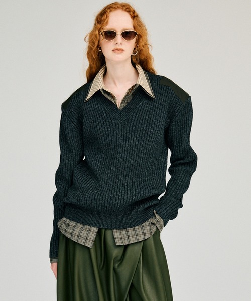 PRANK PROJECT(プランクプロジェクト)の「【2026Winter Pre-Order】ショルダーパッチVネックリブニット / Shoulder Patch V-Neck Rib Knit(ニット/セーター・レディース・アイボリー/ブラウン/グレー・FREE)」の10枚目の写真