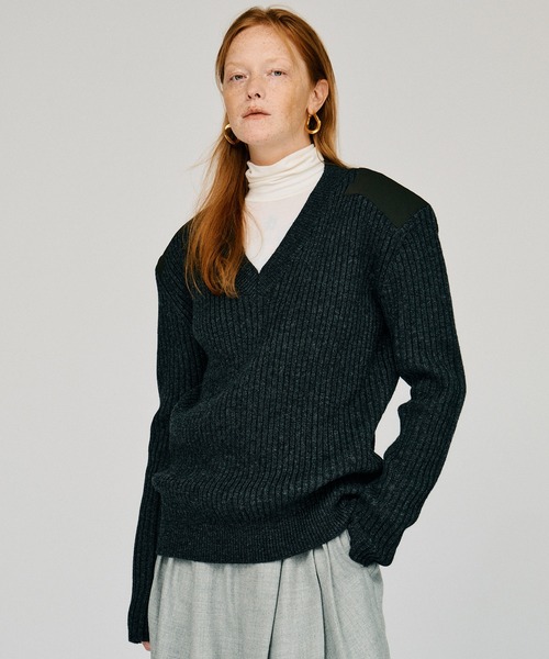 PRANK PROJECT(プランクプロジェクト)の「【2026Winter Pre-Order】ショルダーパッチVネックリブニット / Shoulder Patch V-Neck Rib Knit(ニット/セーター・レディース・アイボリー/ブラウン/グレー・FREE)」の11枚目の写真
