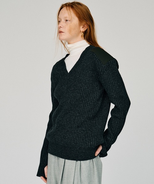 PRANK PROJECT(プランクプロジェクト)の「【2026Winter Pre-Order】ショルダーパッチVネックリブニット / Shoulder Patch V-Neck Rib Knit(ニット/セーター・レディース・アイボリー/ブラウン/グレー・FREE)」の12枚目の写真