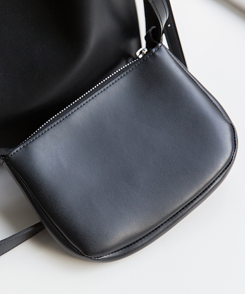 STUDIOUS（ステュディオス）の「STUDIOUS コンパクトリングバッグ（ショルダーバッグ・レディース・ブラック/グレー・FREE）」の4枚目の写真