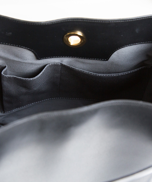 STUDIOUS（ステュディオス）の「STUDIOUS コンパクトリングバッグ（ショルダーバッグ・レディース・ブラック/グレー・FREE）」の6枚目の写真