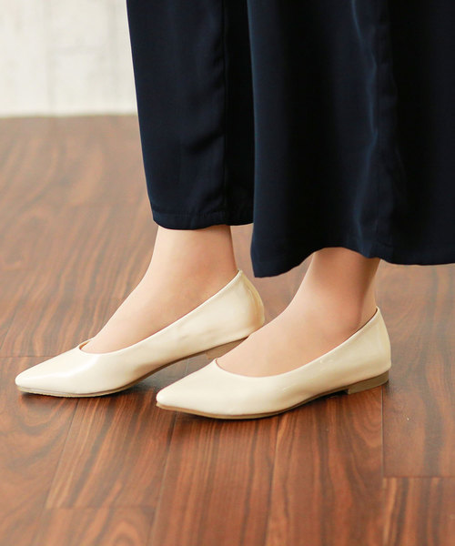 menue(メヌエ)の「イイ女ポインテッド ポインテッドトゥ エナメル ぺたんこ パンプス(パンプス)」|アイボリー