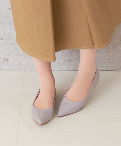 menue(メヌエ)の「イイ女ポインテッド ポインテッドトゥ エナメル ぺたんこ パンプス(パンプス・レディース・アイボリー/ライトパープル/ライトグレー/ネイビー/グリーン系その他/スモークピンク/ピンクベージュ/ブラック/イエロー/グレイッシュベージュ/レッド/ピンク系その他・24.5cm/24.0cm/21.5cm/25.5cm/22.5cm/23.5cm/22.0cm/23.0cm/25.0cm/26.0cm/26.5cm)」の4枚目の写真