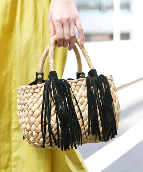laboratory work(ラボラトリーワーク)の「フリンジミニトート(かごバッグ・レディース・ブラック/ブラウン・フリー)」の2枚目の写真