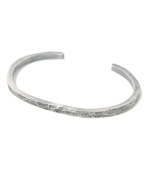 BEAMS（ビームス）の「BEAMS / ウェーブ柄 BRASS バングル（バングル/リストバンド・メンズ・シルバー/ゴールド・ONE SIZE）」の7枚目の写真