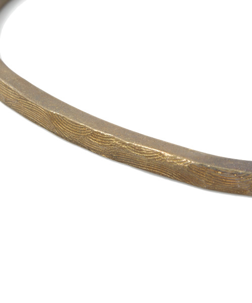 BEAMS（ビームス）の「BEAMS / ウェーブ柄 BRASS バングル（バングル/リストバンド・メンズ・シルバー/ゴールド・ONE SIZE）」の3枚目の写真