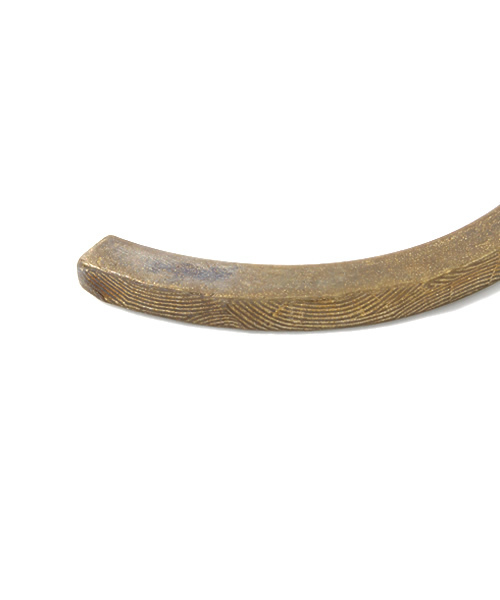 BEAMS（ビームス）の「BEAMS / ウェーブ柄 BRASS バングル（バングル/リストバンド・メンズ・シルバー/ゴールド・ONE SIZE）」の4枚目の写真