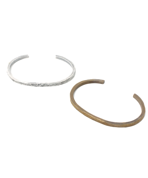 BEAMS（ビームス）の「BEAMS / ウェーブ柄 BRASS バングル（バングル/リストバンド・メンズ・シルバー/ゴールド・ONE SIZE）」の6枚目の写真