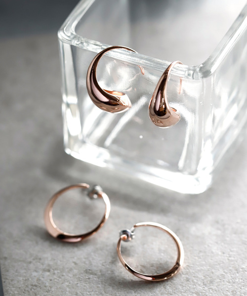 ANEMONE（アネモネ）の「カーブラインのドロップフープピアス（ピアス（両耳用）・レディース・シルバー/ゴールド/ピンクゴールド・FREE）」の3枚目の写真