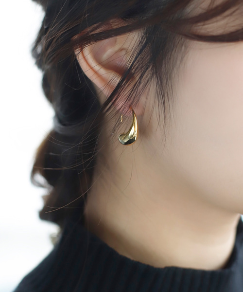 ANEMONE（アネモネ）の「カーブラインのドロップフープピアス（ピアス（両耳用）・レディース・シルバー/ゴールド/ピンクゴールド・FREE）」の2枚目の写真