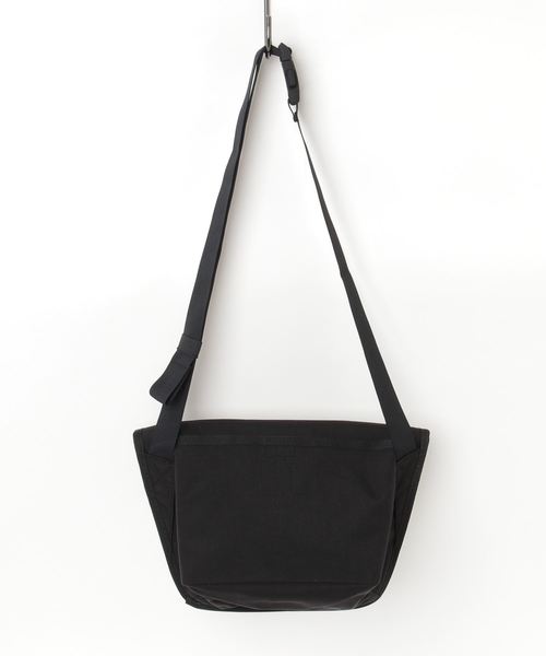 CHROME(クローム)の「HIP SLING SM / ヒップスリングバッグ 小型サコッシュ ウエストポーチ 2way仕様(ボディバッグ/ウエストポーチ・メンズ・ブラック/ブラック×ゴールド/ブラック×ホワイト・FREE)」の4枚目の写真