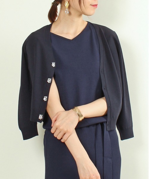 12Twelve Agenda（トゥエルブ　アジェンダ）の「Ｖネックビジュー釦７分袖ニットカーディガン（カーディガン/ボレロ・レディース・ブラック/ラベンダー/ネイビー/オフホワイト・M）」の4枚目の写真