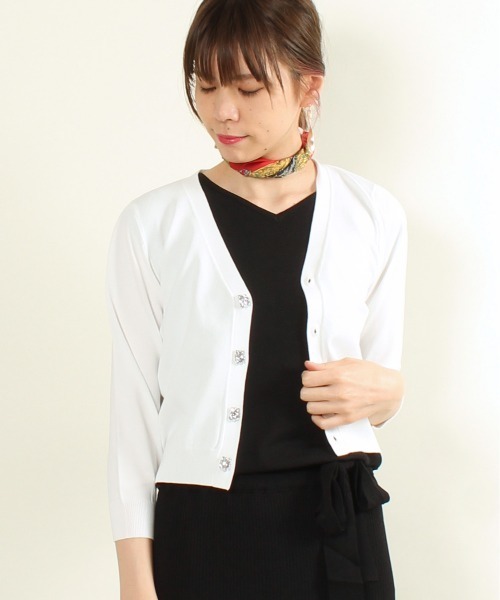 12Twelve Agenda（トゥエルブ　アジェンダ）の「Ｖネックビジュー釦７分袖ニットカーディガン（カーディガン/ボレロ・レディース・ブラック/ラベンダー/ネイビー/オフホワイト・M）」の2枚目の写真