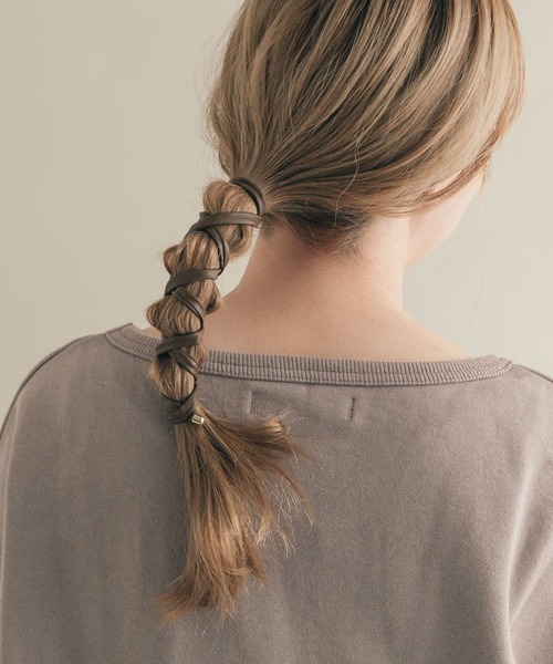 SMELLY(スメリー)の「フェイクレザーグルグルヘアワイヤー(その他ヘアアクセサリー・レディース・ダークブラウン/ベージュ/モカ・-)」の2枚目の写真