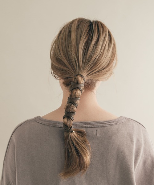 SMELLY(スメリー)の「フェイクレザーグルグルヘアワイヤー(その他ヘアアクセサリー・レディース・ダークブラウン/ベージュ/モカ・-)」の4枚目の写真