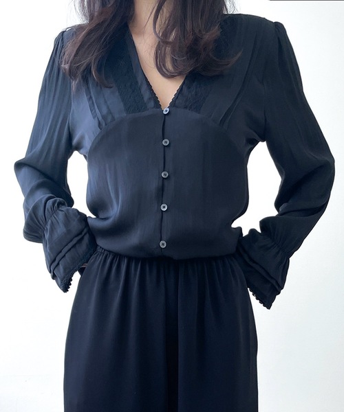 LUREM（ルアム）の「Vネックフロントボタンブラウス（シャツ/ブラウス・レディース・ホワイト/ブラック・FREE）」の2枚目の写真