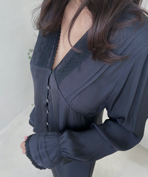 LUREM（ルアム）の「Vネックフロントボタンブラウス（シャツ/ブラウス・レディース・ホワイト/ブラック・FREE）」の3枚目の写真