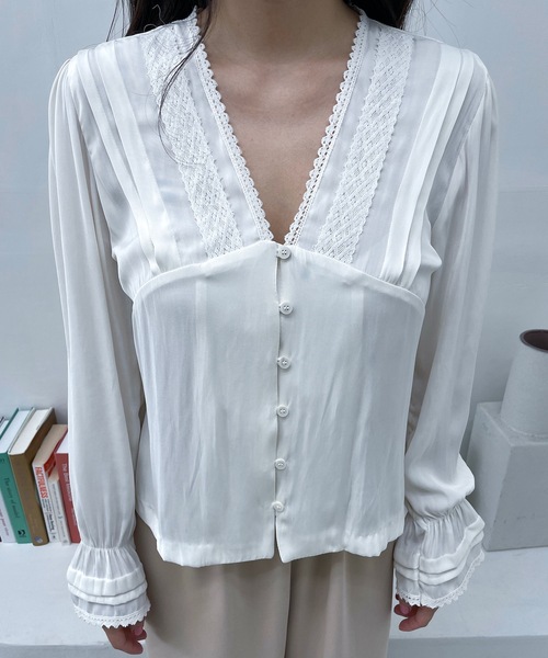 LUREM（ルアム）の「Vネックフロントボタンブラウス（シャツ/ブラウス・レディース・ホワイト/ブラック・FREE）」の4枚目の写真