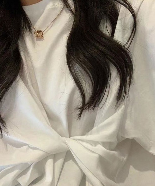 Newlyme(ニューリーミー)の「フロントツイストカットトップス(Tシャツ/カットソー・レディース・ホワイト/ブラック・FREE)」の4枚目の写真