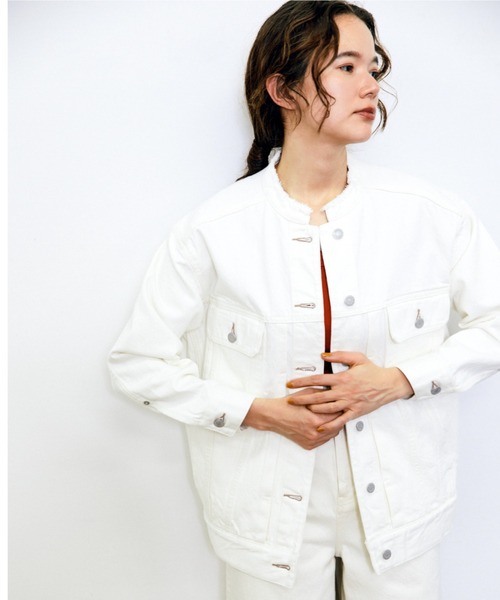 AMERICAN RAG CIE（アメリカンラグシー）の「ノーカラーデニムジャケット（ノーカラージャケット・レディース・オフホワイト/モカ・38/36）」の2枚目の写真