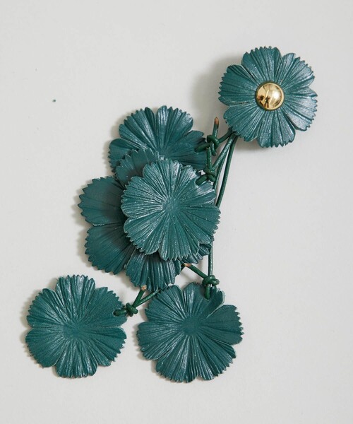 FUMIE TANAKA（フミエタナカ）の「【FUMIE＝TANAKA(フミエタナカ)】レザーフラワーイヤリング F21A-64（イヤリング・レディース・キャメル/アイボリー/ホワイト/グリーン・FREE）」の10枚目の写真