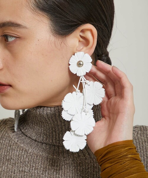 FUMIE TANAKA（フミエタナカ）の「【FUMIE＝TANAKA(フミエタナカ)】レザーフラワーイヤリング F21A-64（イヤリング・レディース・キャメル/アイボリー/ホワイト/グリーン・FREE）」の14枚目の写真