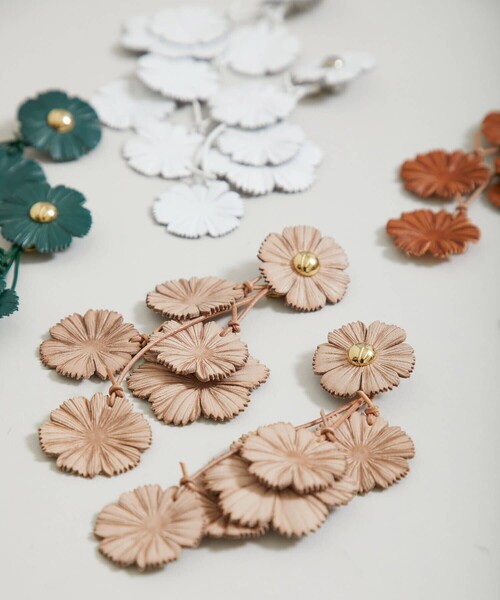 FUMIE TANAKA（フミエタナカ）の「【FUMIE＝TANAKA(フミエタナカ)】レザーフラワーイヤリング F21A-64（イヤリング・レディース・キャメル/アイボリー/ホワイト/グリーン・FREE）」の19枚目の写真