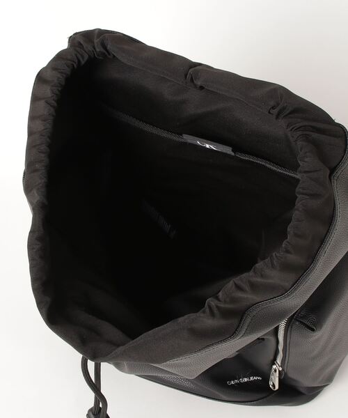 Calvin Klein Jeans Accessory（カルバン・クラインジーンズアクセサリー）の「フラップ バックパック 45（バックパック/リュック・メンズ・ブラック・FREE）」の4枚目の写真