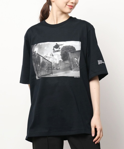 JANESMITH（ジェーンスミス）の「JANESMITH ジェーンスミス / LUCIEN NOLLIE HEEL SHORT SLEEVE T-SHIRT グラフィックプリントビッグシルエットTシャツ / 22SCT-#121S-MO（Tシャツ/カットソー・レディース・ブラック/ホワイト・MEDIUM/LARGE/SMALL/X-LARGE）」の2枚目の写真