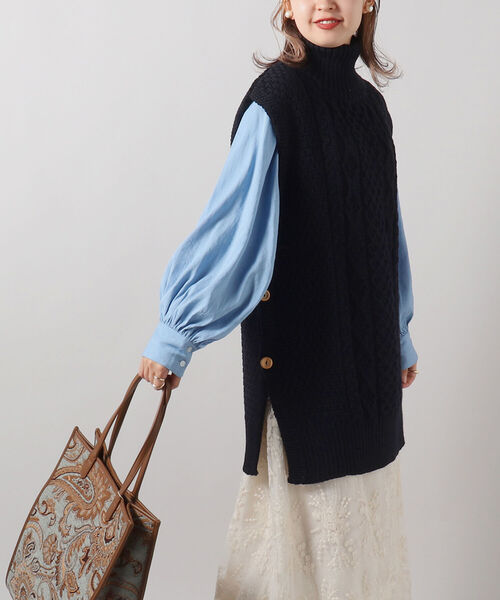 FREDY&GLOSTER(フレディアンドグロスター)の「【Kerry Woollen Mills / ケリーウーレンミルズ】ARAN CABLE SIDE SLIT POLO NECK VEST(ベスト・レディース・マスタード/アイボリー/ネイビー・MEDIUM)」の3枚目の写真