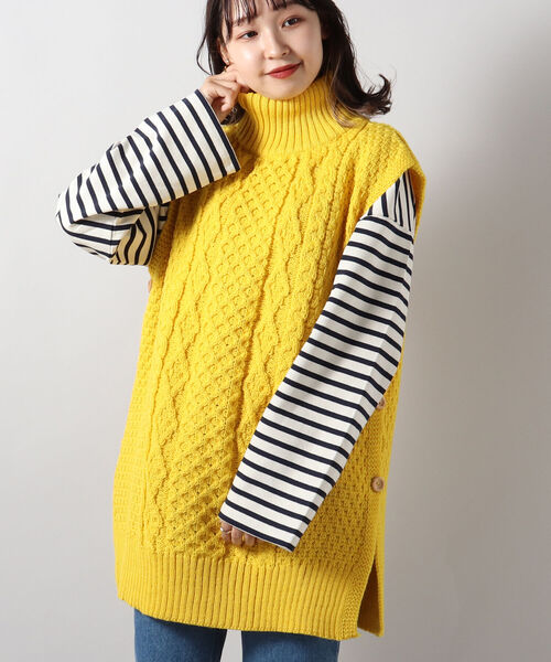 FREDY&GLOSTER(フレディアンドグロスター)の「【Kerry Woollen Mills / ケリーウーレンミルズ】ARAN CABLE SIDE SLIT POLO NECK VEST(ベスト・レディース・マスタード/アイボリー/ネイビー・MEDIUM)」の1枚目の写真
