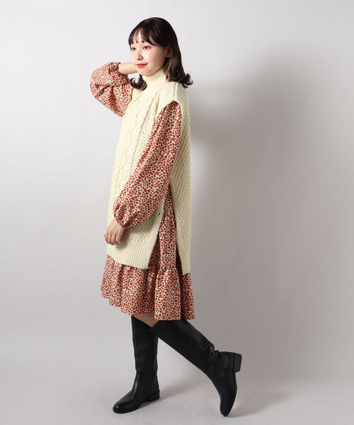 FREDY&GLOSTER(フレディアンドグロスター)の「【Kerry Woollen Mills / ケリーウーレンミルズ】ARAN CABLE SIDE SLIT POLO NECK VEST(ベスト・レディース・マスタード/アイボリー/ネイビー・MEDIUM)」の4枚目の写真