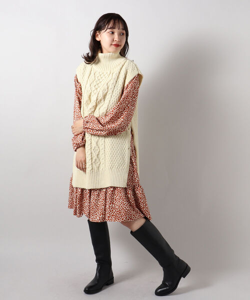 FREDY&GLOSTER(フレディアンドグロスター)の「【Kerry Woollen Mills / ケリーウーレンミルズ】ARAN CABLE SIDE SLIT POLO NECK VEST(ベスト・レディース・マスタード/アイボリー/ネイビー・MEDIUM)」の5枚目の写真