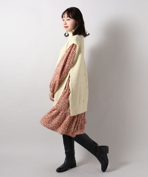 FREDY&GLOSTER(フレディアンドグロスター)の「【Kerry Woollen Mills / ケリーウーレンミルズ】ARAN CABLE SIDE SLIT POLO NECK VEST(ベスト・レディース・マスタード/アイボリー/ネイビー・MEDIUM)」の6枚目の写真