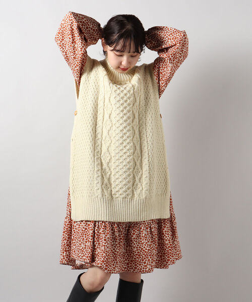 FREDY&GLOSTER(フレディアンドグロスター)の「【Kerry Woollen Mills / ケリーウーレンミルズ】ARAN CABLE SIDE SLIT POLO NECK VEST(ベスト・レディース・マスタード/アイボリー/ネイビー・MEDIUM)」の7枚目の写真