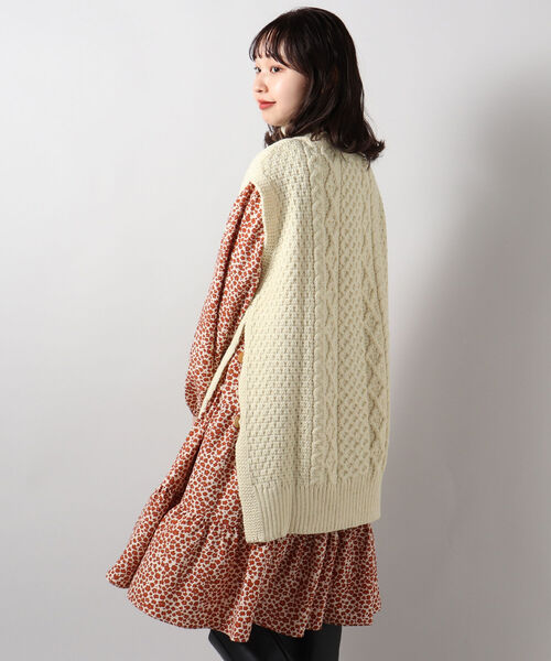 FREDY&GLOSTER(フレディアンドグロスター)の「【Kerry Woollen Mills / ケリーウーレンミルズ】ARAN CABLE SIDE SLIT POLO NECK VEST(ベスト・レディース・マスタード/アイボリー/ネイビー・MEDIUM)」の8枚目の写真