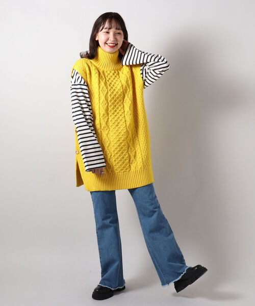 FREDY&GLOSTER(フレディアンドグロスター)の「【Kerry Woollen Mills / ケリーウーレンミルズ】ARAN CABLE SIDE SLIT POLO NECK VEST(ベスト・レディース・マスタード/アイボリー/ネイビー・MEDIUM)」の9枚目の写真