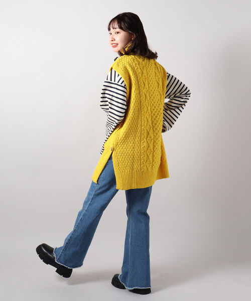 FREDY&GLOSTER(フレディアンドグロスター)の「【Kerry Woollen Mills / ケリーウーレンミルズ】ARAN CABLE SIDE SLIT POLO NECK VEST(ベスト・レディース・マスタード/アイボリー/ネイビー・MEDIUM)」の11枚目の写真
