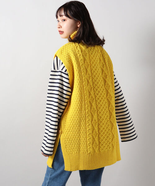 FREDY&GLOSTER(フレディアンドグロスター)の「【Kerry Woollen Mills / ケリーウーレンミルズ】ARAN CABLE SIDE SLIT POLO NECK VEST(ベスト・レディース・マスタード/アイボリー/ネイビー・MEDIUM)」の14枚目の写真
