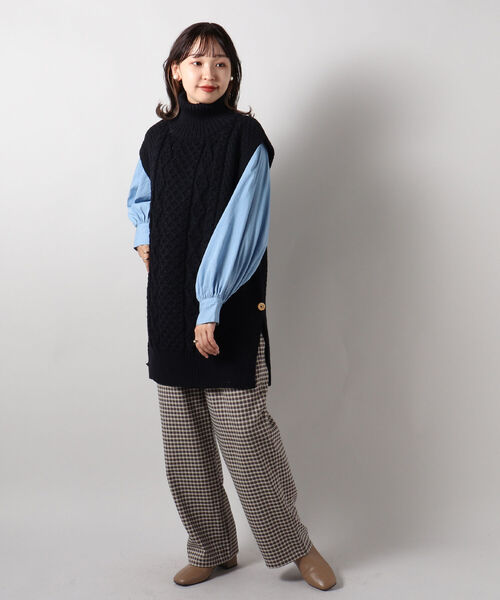 FREDY&GLOSTER(フレディアンドグロスター)の「【Kerry Woollen Mills / ケリーウーレンミルズ】ARAN CABLE SIDE SLIT POLO NECK VEST(ベスト・レディース・マスタード/アイボリー/ネイビー・MEDIUM)」の15枚目の写真