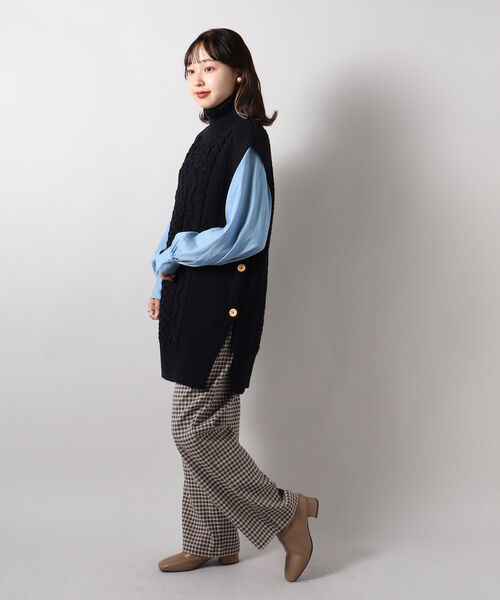 FREDY&GLOSTER(フレディアンドグロスター)の「【Kerry Woollen Mills / ケリーウーレンミルズ】ARAN CABLE SIDE SLIT POLO NECK VEST(ベスト・レディース・マスタード/アイボリー/ネイビー・MEDIUM)」の16枚目の写真