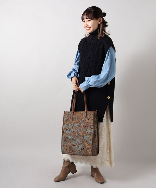 FREDY&GLOSTER(フレディアンドグロスター)の「【Kerry Woollen Mills / ケリーウーレンミルズ】ARAN CABLE SIDE SLIT POLO NECK VEST(ベスト・レディース・マスタード/アイボリー/ネイビー・MEDIUM)」の17枚目の写真