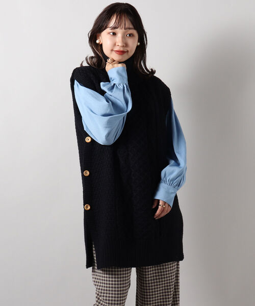 FREDY&GLOSTER(フレディアンドグロスター)の「【Kerry Woollen Mills / ケリーウーレンミルズ】ARAN CABLE SIDE SLIT POLO NECK VEST(ベスト・レディース・マスタード/アイボリー/ネイビー・MEDIUM)」の19枚目の写真