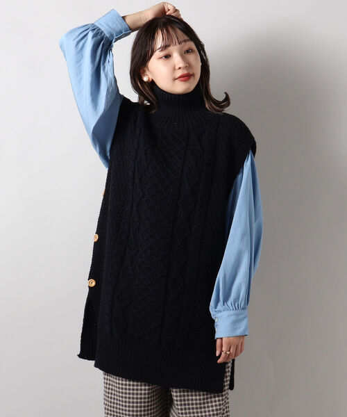 FREDY&GLOSTER(フレディアンドグロスター)の「【Kerry Woollen Mills / ケリーウーレンミルズ】ARAN CABLE SIDE SLIT POLO NECK VEST(ベスト・レディース・マスタード/アイボリー/ネイビー・MEDIUM)」の20枚目の写真