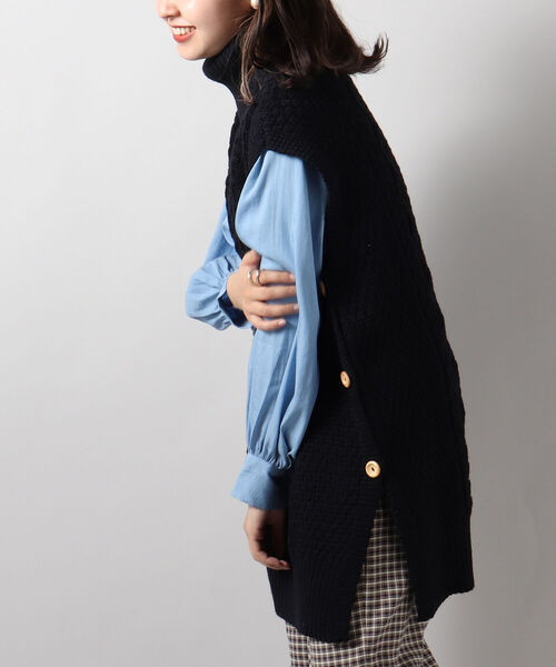 FREDY&GLOSTER(フレディアンドグロスター)の「【Kerry Woollen Mills / ケリーウーレンミルズ】ARAN CABLE SIDE SLIT POLO NECK VEST(ベスト・レディース・マスタード/アイボリー/ネイビー・MEDIUM)」の21枚目の写真