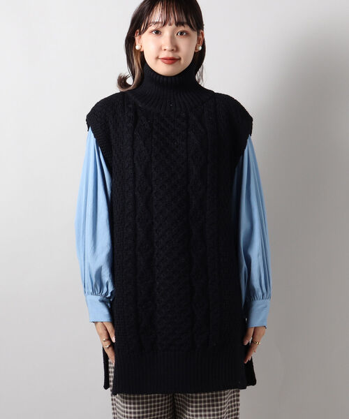 FREDY&GLOSTER(フレディアンドグロスター)の「【Kerry Woollen Mills / ケリーウーレンミルズ】ARAN CABLE SIDE SLIT POLO NECK VEST(ベスト・レディース・マスタード/アイボリー/ネイビー・MEDIUM)」の22枚目の写真